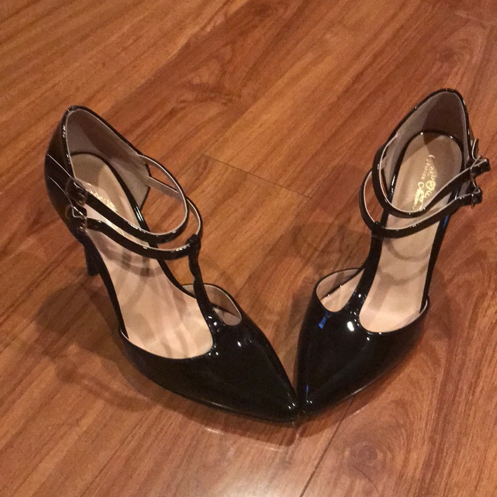 Journee Collection black pumps
